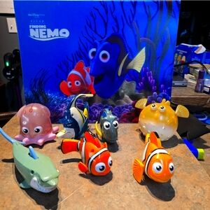 PIXAR  "Finding Nemo" Collectible Prints & McDonalds Happy Meal Toy Set